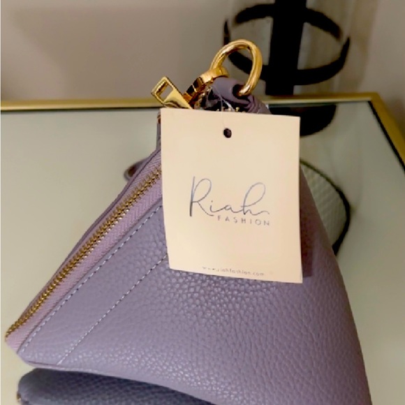 Small lilac triangle, wristlet, brand new - Picture 2 of 2